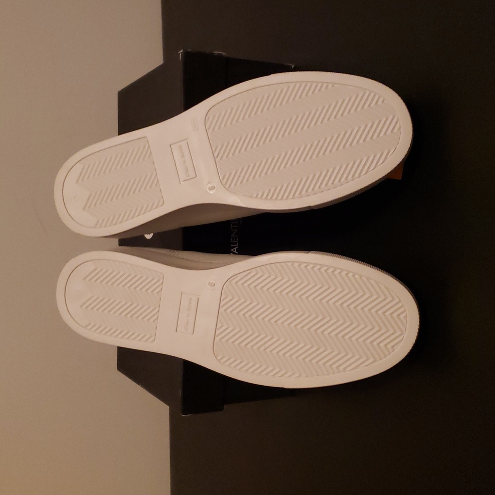 Valentino by Mario Valentino Dalia Embossed White- Women's 9 - Picture 3 of 6